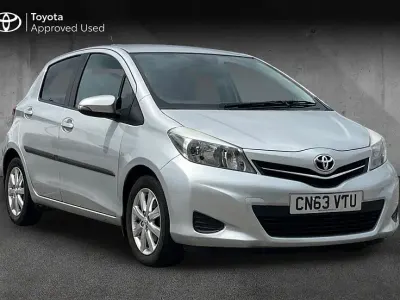 Used Toyota Yaris 90 HP (66 kW) 2013 Silver Hatchback