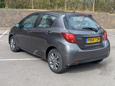 Używany Toyota Yaris 99 KM (72 kW) 2014 Szary Hatchback