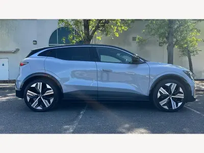 Begagnad Renault Megane E-Tech Iconic 160 kW (218 HK) 2023 Halvkombi
