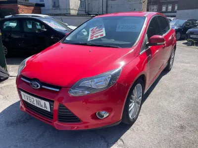 Używany Ford Focus Zetec 125 KM (91 kW) 2012 Czerwony Hatchback