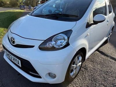 Usado Toyota Aygo 68 HP (50 kW) 2012 Branco Citadino