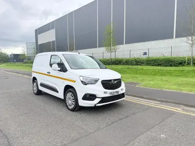Używany Vauxhall Combo Sportive 100 KM (73 kW) 2021 Biały Minivan