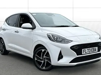 Gebraucht Hyundai i10 Premium 67 PS (49 kW) 2023 Weiß Kleinwagen