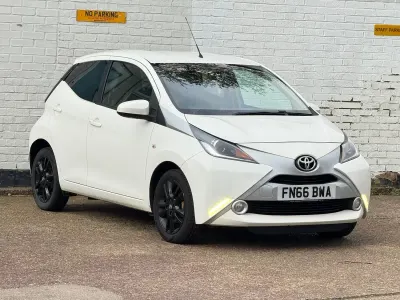 Used Toyota Aygo X-pure 69 HP (50 kW) 2016 White Hatchback