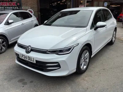 Begagnad VW Golf VIII Life 2024 Vit Halvkombi