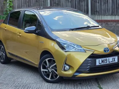 Used Toyota Yaris Hybrid 100 HP (73 kW) 2019 Gold Hatchback