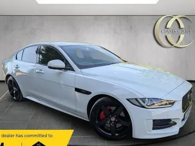 Usado Jaguar XE R-Sport 200 HP (147 kW) 2018 Branco Sedan