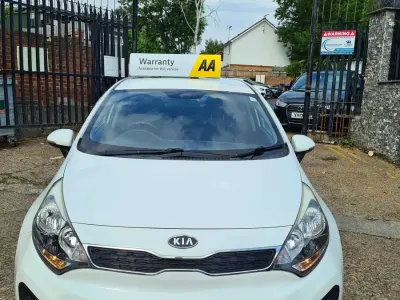 Begagnad Kia Rio 75 HK (55 kW) 2012 Vit Halvkombi