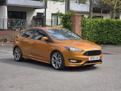 Second-hand Ford Focus ST-Line 120 CP (88 kW) 2017 Portocaliu Hatchback