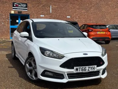 Używany Ford Focus ST 185 KM (136 kW) 2016 Biały Hatchback
