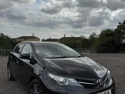 Used Toyota Auris Multidrive S 132 HP (97 kW) 2015 Black Hatchback