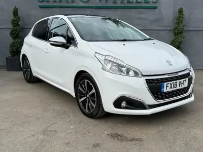 Used Peugeot 208 Allure Premium 82 HP (60 kW) 2018 White Hatchback