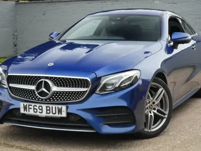 Begagnad Mercedes E220 AMG line 194 HK (142 kW) 2019 Blå Sportkupé