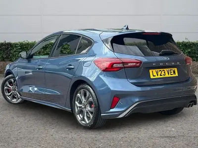 Begagnad Ford Focus ST-Line 2023 Blå Halvkombi