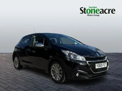 Used Peugeot 208 Signature Sky 82 HP (60 kW) 2019 Black Hatchback