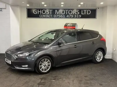 Gebraucht Ford Focus Zetec 100 PS (73 kW) 2018 Grau Kleinwagen
