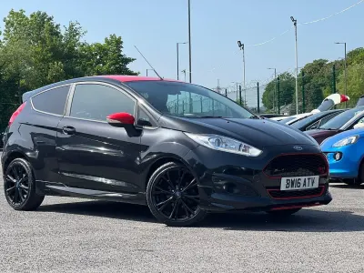 Usado Ford Fiesta Zetec 140 HP (102 kW) 2016 Preto Citadino