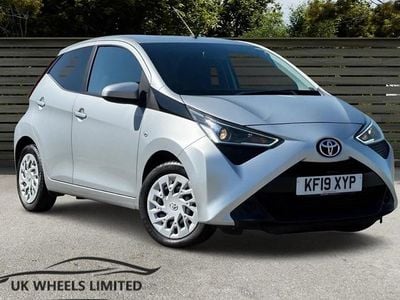 Begagnad Toyota Aygo X-play 72 HK (52 kW) 2019 Silver Halvkombi