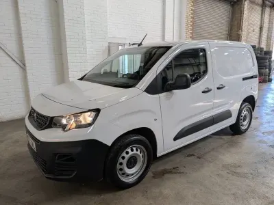 Usado Peugeot Partner Premium 100 HP (73 kW) 2023 Branco Monovolume