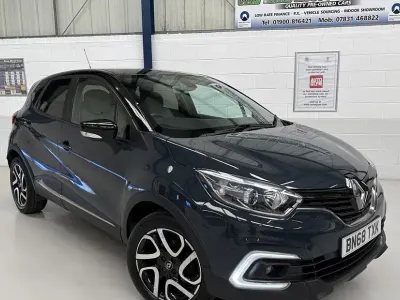 Used Renault Captur Iconic 90 HP (66 kW) 2018 Boston blue black roof SUV