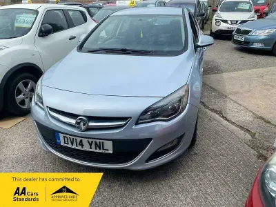 Usado Vauxhall Astra SRi 115 CV (84 kW) 2014 Plateado Utilitario