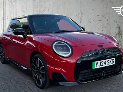 Begagnad Mini Cooper Hatch 133 kW (181 HK) 2024 Röd Halvkombi