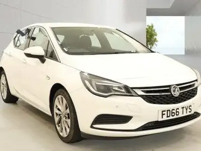 Used Vauxhall Astra 105 HP (77 kW) 2016 White Hatchback