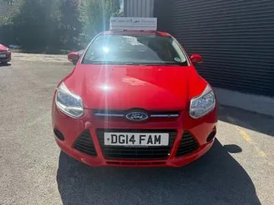 Begagnad Ford Focus 105 HK (77 kW) 2014 Röd Halvkombi