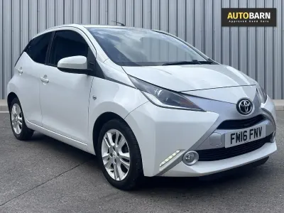 Usado Toyota Aygo X-pure 68 HP (50 kW) 2016 Branco Citadino