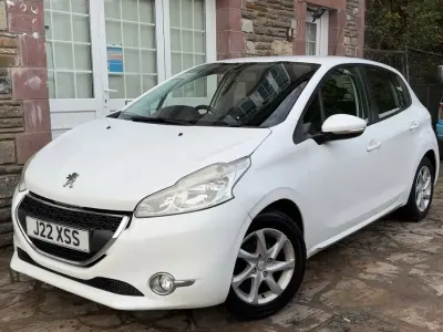 Used Peugeot 208 Active 68 HP (50 kW) 2014 White Hatchback
