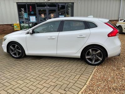 Used Volvo V40 R-Design 115 HP (84 kW) 2015 White Hatchback