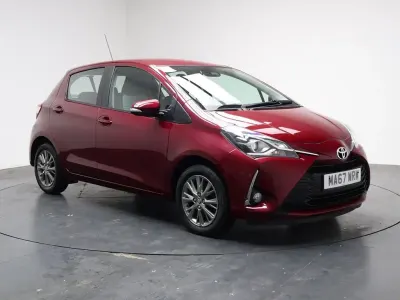 Używany Toyota Yaris 111 KM (81 kW) 2017 Czerwony Hatchback