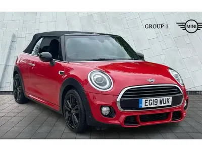 Usado Mini Cooper Cabriolet Sport 136 HP (100 kW) 2019 Vermelho Cabrios