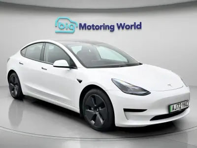 Begagnad Tesla Model 3 RWD 222 kW (302 HK) 2022 Vit Sedan