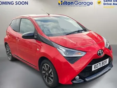 Begagnad Toyota Aygo Trend 2021 Röd Halvkombi