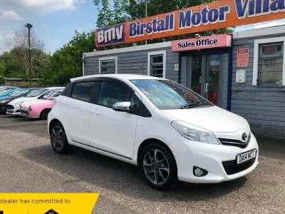 Begagnad Toyota Yaris Trend 101 HK (74 kW) 2014 Vit Halvkombi