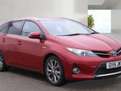 Used Toyota Auris Hybrid 2015 Red Estate