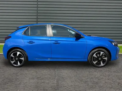 Begagnad Vauxhall Corsa-e Design Edition 98 kW (134 HK) 2024 Blå Halvkombi