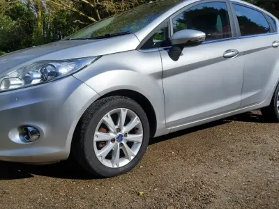 Usado Ford Fiesta Zetec 70 CV (51 kW) 2009 Plateado Utilitario