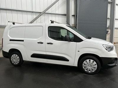 Second-hand Vauxhall Combo 100 CP (73 kW) 2021 Alb Monovolum