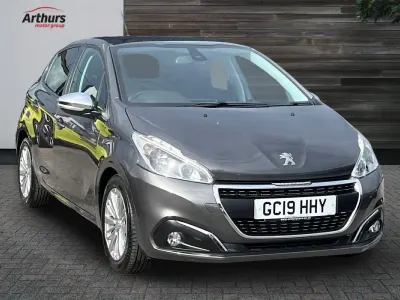 Usado Peugeot 208 Signature Sky 81 HP (59 kW) 2019 Cinzento Citadino