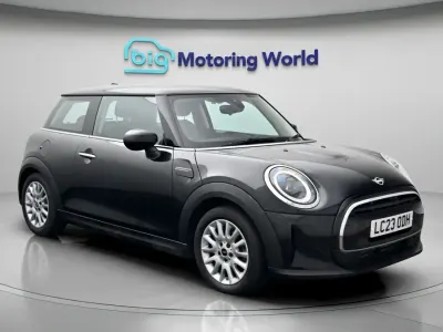 Usado Mini Cooper Classic 136 CV (100 kW) 2022 Negro Utilitario