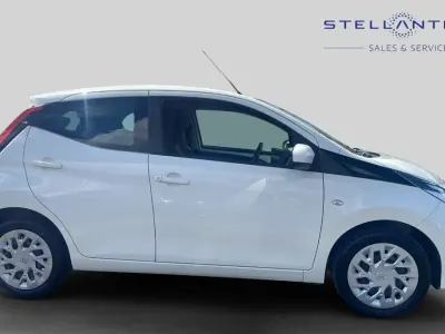 Used Toyota Aygo X-play 70 HP (51 kW) 2020 White Hatchback