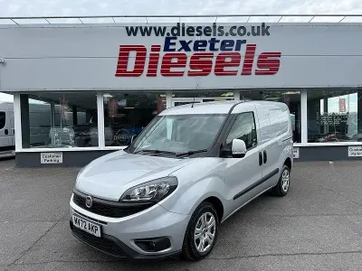 Używany Fiat Doblò 90 KM (66 kW) 2023 Srebrny Minivan