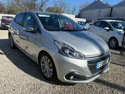 Używany Peugeot 208 Allure 100 KM (73 kW) 2015 Srebrny Hatchback