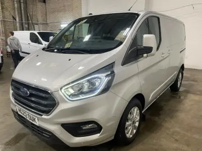 Usado Ford Transit Custom Limited 130 CV (95 kW) 2022 Plateado Berlina