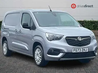 Usado Vauxhall Combo S 100 HP (73 kW) 2023 Cinzento Monovolume