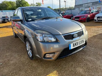 Begagnad Kia Rio 2011 Silver Halvkombi