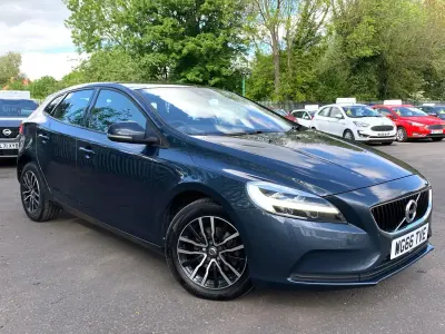 Gebraucht Volvo V40 Momentum 120 PS (88 kW) 2016 Blau Kleinwagen