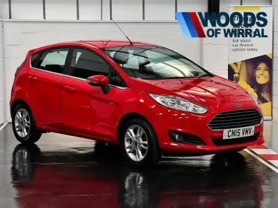 Usado Ford Fiesta Zetec 82 CV (60 kW) 2015 Rojo Utilitario